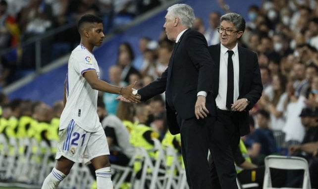 Rodrygo saluda a Carlo Ancelotti