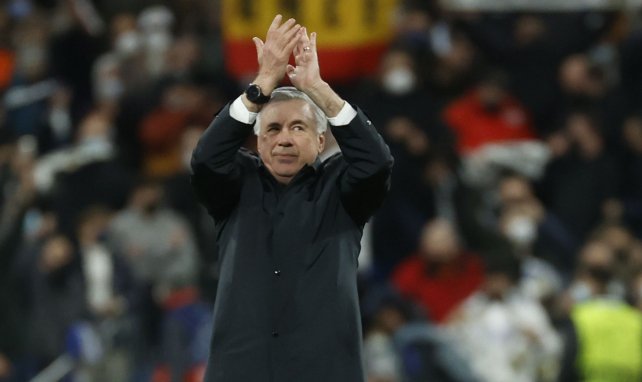 Carlo Ancelotti aplaude a los aficionados