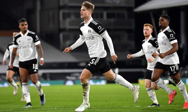 Joachim Andersen celebra un gol con el Fulham