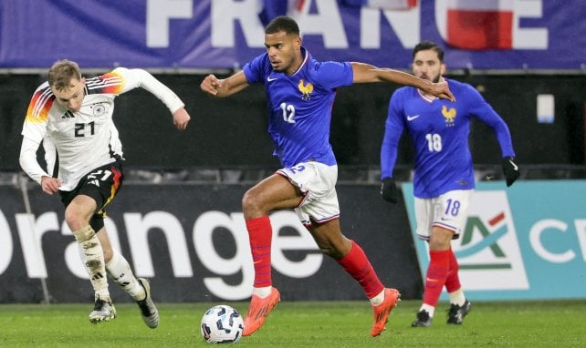 Andy Diouf lleva la pelota con la selección de Francia.