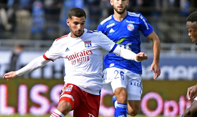Houssem Aouar, en acción con el OL en la Ligue 1