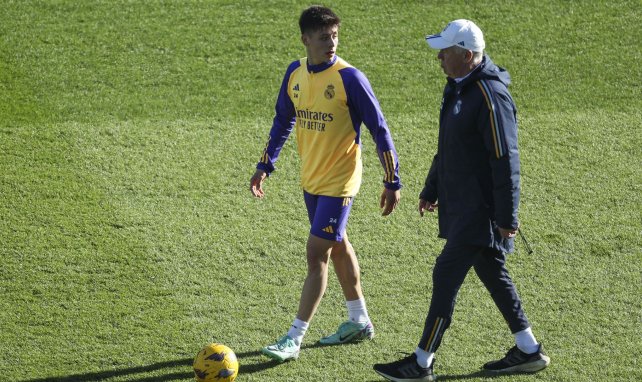 Arda Güler con Carlo Ancelotti en un entrenamiento del Real Madrid