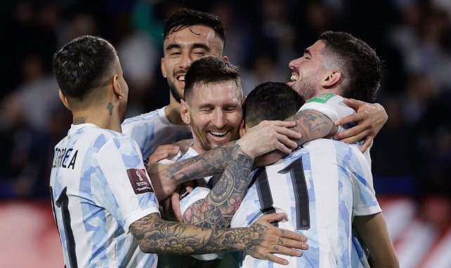 Ángel Correa abrazando a Leo Messi