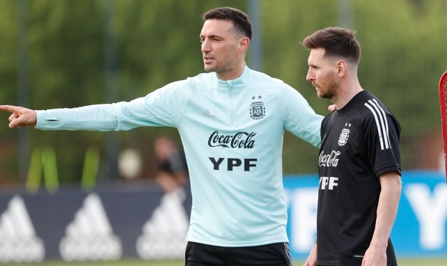 Lionel Scaloni y Lionel Messi en un entrenamiento de Argentina