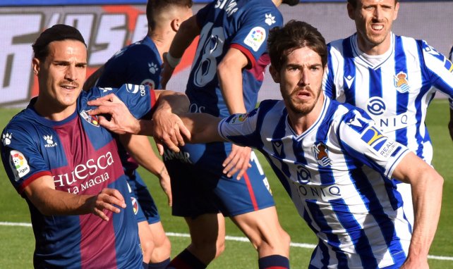 Aritz Elustondo pelea por una pelota contra el Huesca