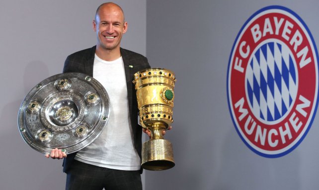 Arjen Robben con varios trofeos del Bayern Múnich