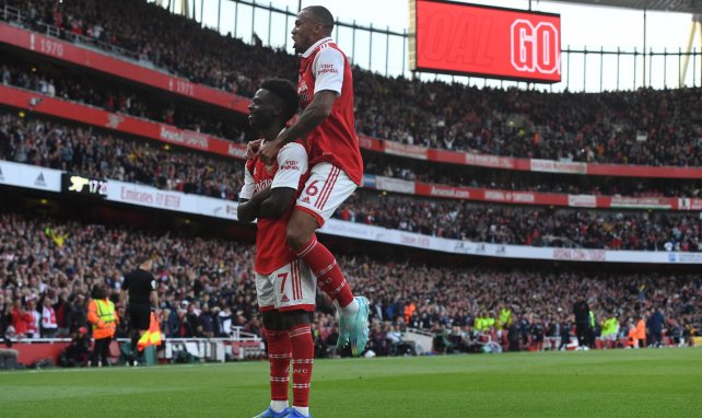 Bukayo Saka y Gabriel festejan un gol con el Arsenal