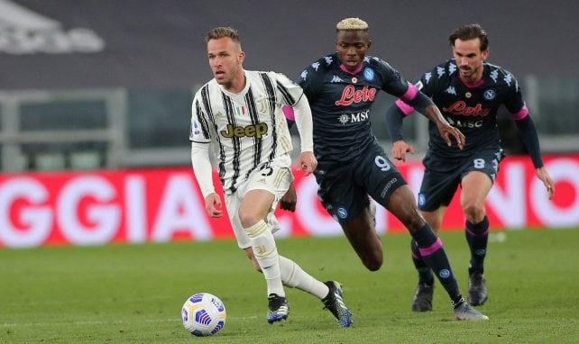 Arthur conduce la pelota en un partido de la Juventus
