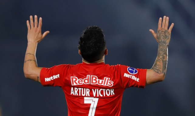 Artur Víctor Guimaraes celebra un gol