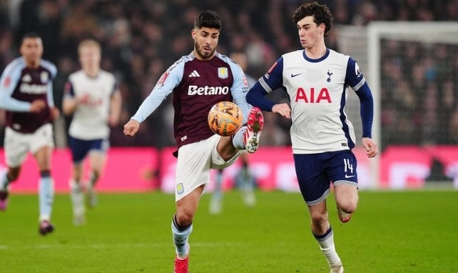 Marco Asensio controla una pelota para el Aston Villa