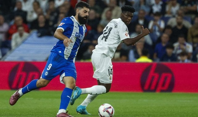 Asier Villalibre conduce el balón