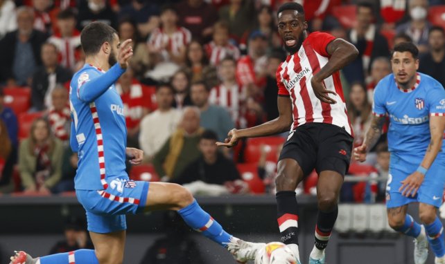 Mario Hermoso intenta frenar la internada de Iñaki Williams