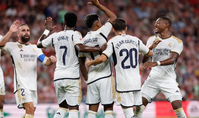 Rodrygo Goes festeja con sus compañeros del Real Madrid