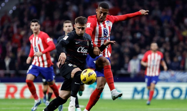 Samuel Lino compite por el esférico con el Atlético de Madrid