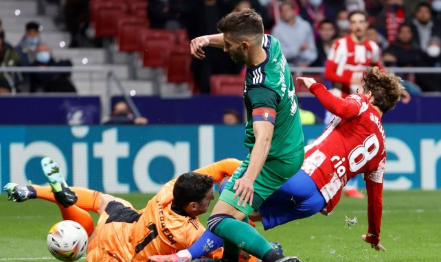 Antoine Griezmann intenta batir a Sergio Herrera