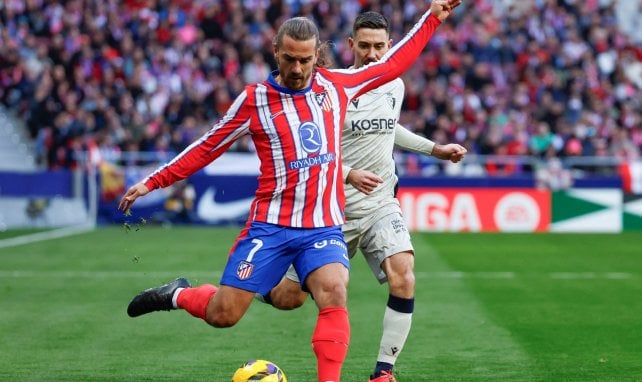 Antoine Griezmann se dispone a golpear el cuero