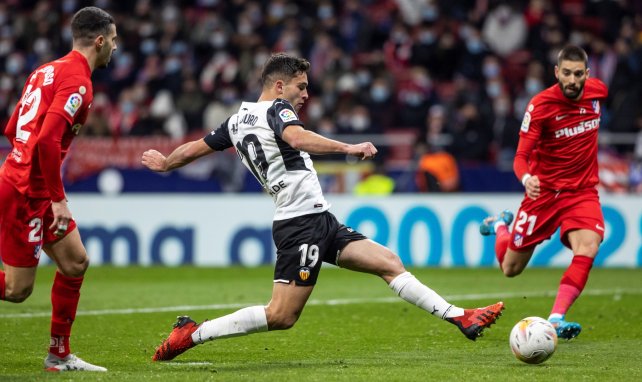 Liga | El Atlético de Madrid recurre a la épica para superar al Valencia