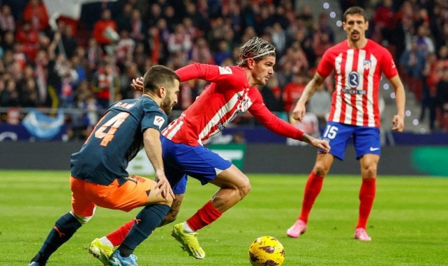 Rodrigo De Paul conduce el cuero con el Atleti