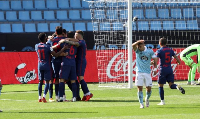 Los jugadores del Atlético celebran el gol de Luis Suárez