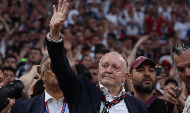 Jean-Michel Aulas saluda a los aficionados