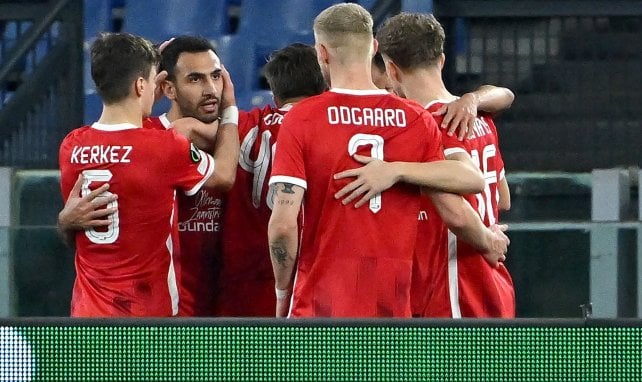 Los jugadores del AZ Alkmaar celebran un gol