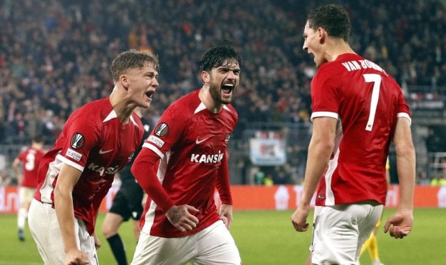 Los jugadores del AZ Alkmaar celebran un gol