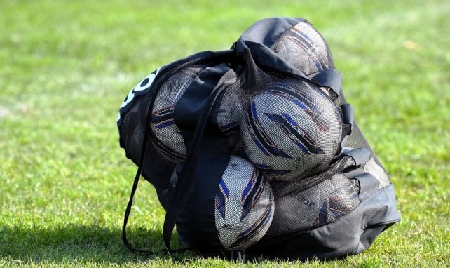 Los balones descansan después de un entrenamiento