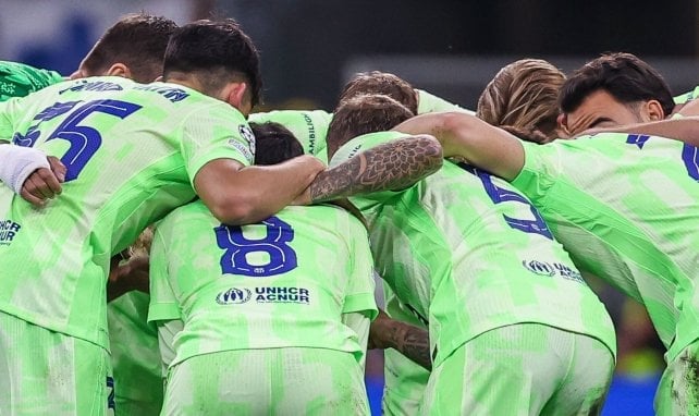 Los jugadores del FC Barcelona hacen una piña.