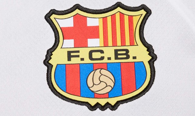 El escudo del FC Barcelona sobre el fondo blanco