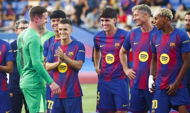 Los jugadores del FC Barcelona aplauden a Ter Stegen