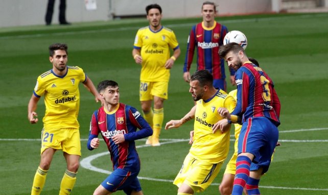 Los jugadores de Cádiz y FC Barcelona compiten por un balón aéreo
