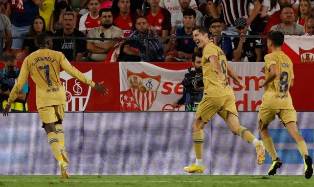 Robert Lewandowski y Ousmane Dembélé celebran un gol