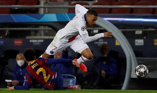 Kylian Mbappé reta a Sergiño Dest en carrera
