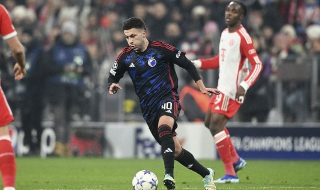 Roony Bardghji conduce la pelota con el Copenhague.