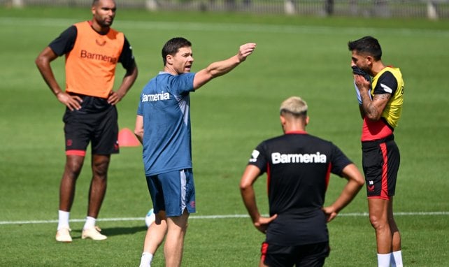 Xabi Alonso da órdenes en un entrenamiento del Bayer Leverkusen