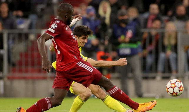 Gerard Moreno golpea el cuero ante la presión de Dayot Upamecano