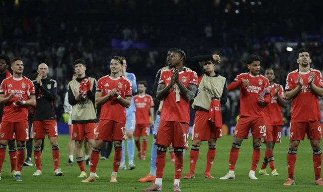 ¡El Benfica expulsa a 5 aficionados!