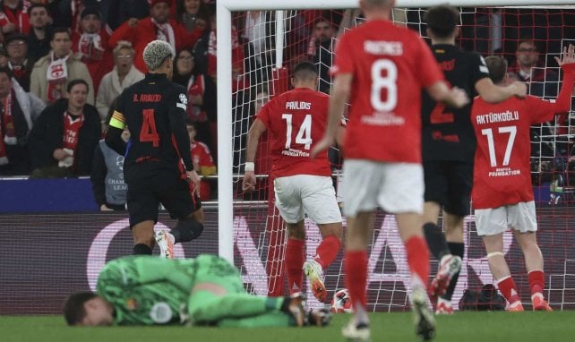 Acción del duelo Benfica-FC Barcelona