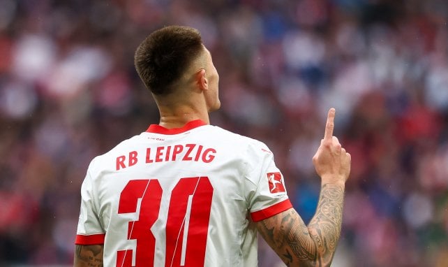 Benjamin Sesko con la elástica del Leipzig