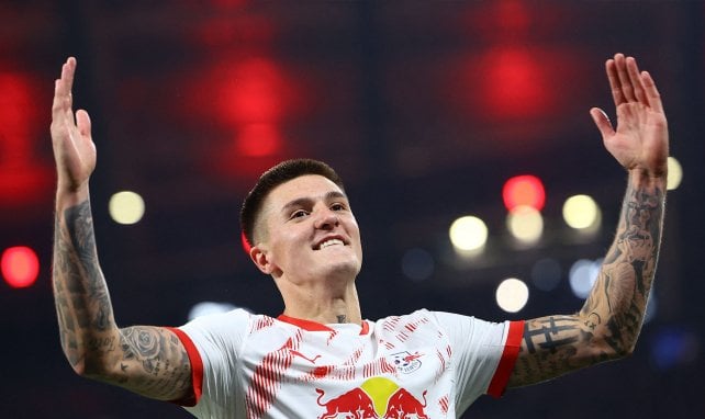 Benjamin Šeško celebra con el RB Leipzig