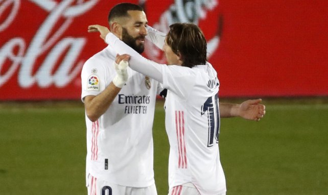 Benzema y Modric se abrazan para celebrar un gol