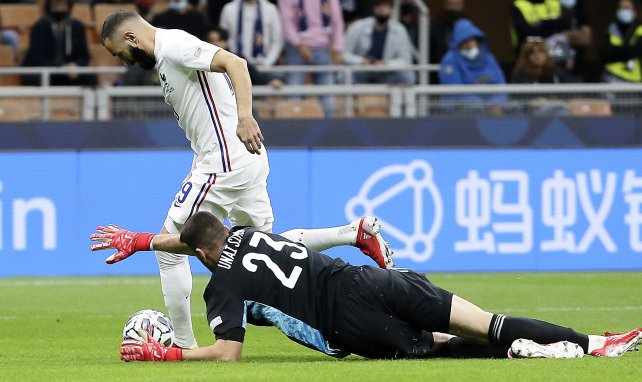 Karim Benzema intenta batir a Unai Simón