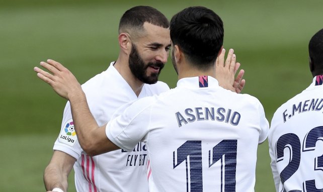 Karim Benzema celebra una diana con Marco Asensio