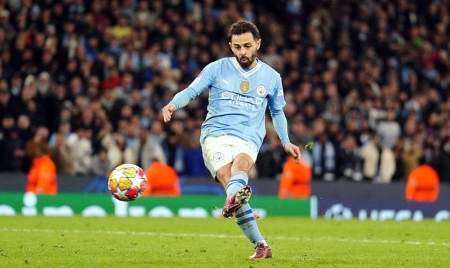 Bernardo Silva dispara a portería.