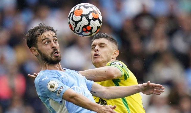 Bernardo Silva disputando un balón con el Manchester City