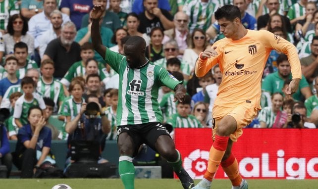 Youssouf Sabaly conduce el cuero ante la presión de Álvaro Morata