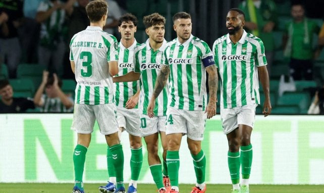 Los jugadores del Real Betis celebran un gol