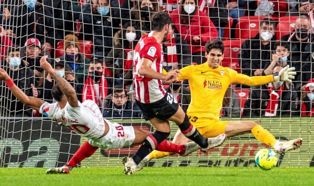 Raúl García intentando marcar frente al Sevilla