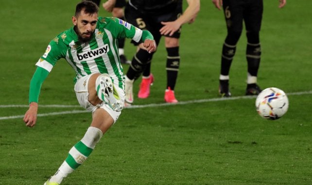 Borja Iglesias lanzando un penalti