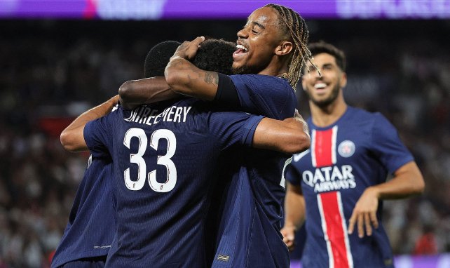 Bradley Barcola celebra con sus compañeros del PSG